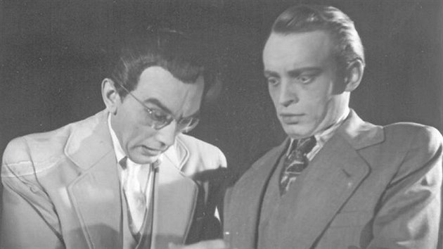 Snímek zachycuje Jana Teplého (vpravo) v roce 1955 v inscenaci Oldřicha Daňka Jessii jde o život, kterou tehdy uvádělo Horácké divadlo. Hru režíroval Vladimír Štros.