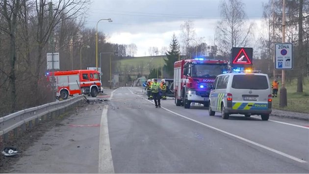 Tragick nehoda novomstskch skokan na lych na okraji Jilemnice. Pi eln srce zemela spolujezdkyn z osobnho vozu.