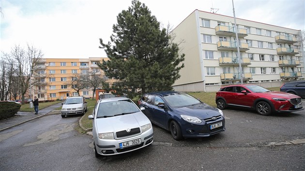 Parkoviště mezi bytovkami je malé, auta tu často stojí na chodníku nebo v zeleni. To se nelíbí radnici, ani zdejším obyvatelům, kteří iniciovali rozšíření parkovací plochy.