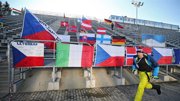 V areálu Vysočina Areny panuje nezvyklé ticho. Na dvou tribunách jsou alespoň rozvěšené vlajky zúčastněných států.