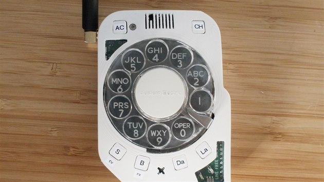 Mobil s rotačním číselníkem