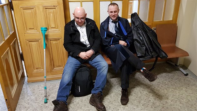 Obžalovaný Vítězslav Kroupa (vlevo) u teplického soudu. (2. března 2020)