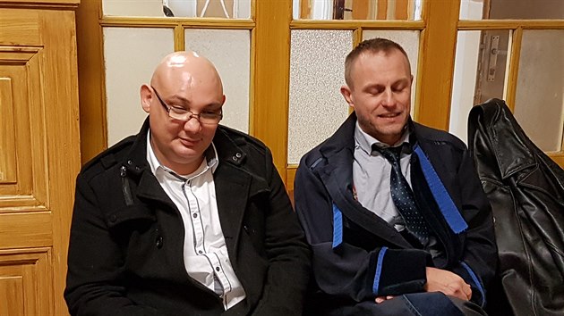 Obalovan Vtzslav Kroupa (vlevo) u teplickho soudu. (2. bezna 2020)
