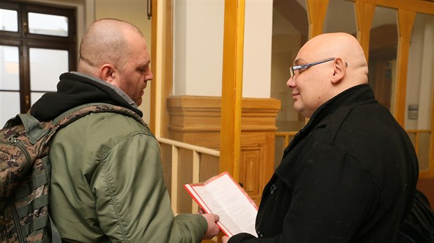 Obžalovaný Vítězslav Kroupa (vpravo) u teplického soudu. (2. března 2020)