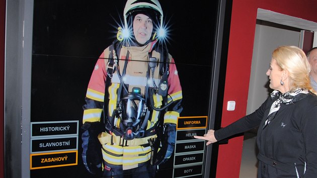 Místostarostka Dana Jurštaková představuje muzeum, ve kterém se návštěvníci seznámí prostřednictvím interaktivní hry a prvků s prací hasičů.