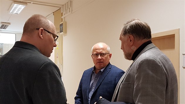 Obalovan Jan Doskoil a Vclav Macal (uprosted) ped mosteckm okresnm soudem 5. bezna 2020.