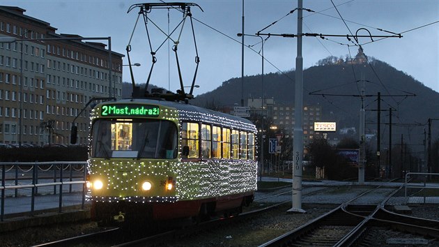 Světly ozdobená vánoční tramvaj v Mostě. (4. prosince (2017)