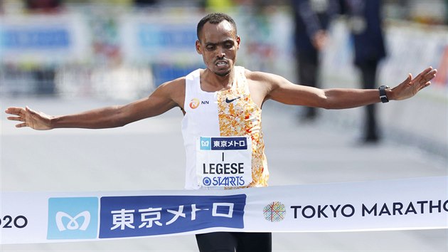 Birhanu Legese vtz v Tokijskm maratonu.