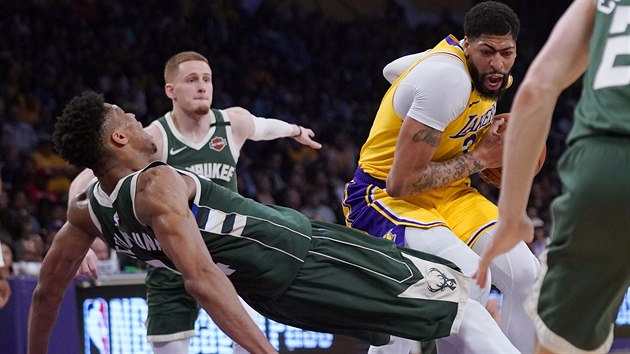 Anthony Davis z Los Angeles Lakers se probj obranou Milwaukee Bucks, Janis Adetokunbo pad.