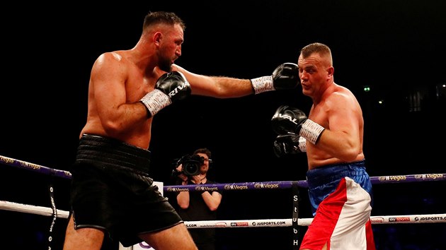 Hughie Fury a Pavel our (vpravo) pi souboji tk vhy v Manchesteru.