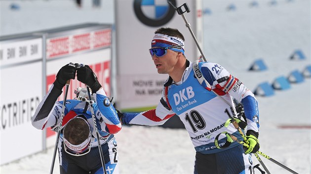 Michal Krčmář (vpravo) a Ondřej Moravec v cíli závodu s hromadným startem v Novém Městě na Moravě.