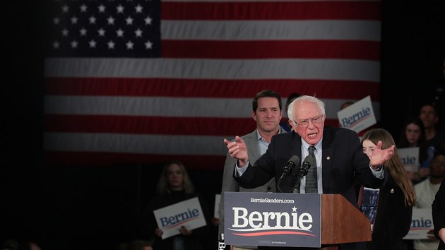 Demokratick kandidt na prezidenta sentor Bernie Sanders na pedvolebnm mtinku ve mst Des Moines v americkm stt Iowa (3. nora 2020)