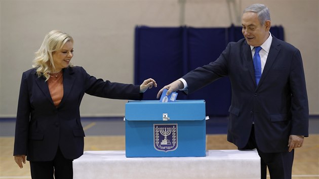 Izraelci hlasovali v parlamentnch volbch, k urn piel i premir Benjamin Netanjahu s manelkou. (2. bezna 2020)