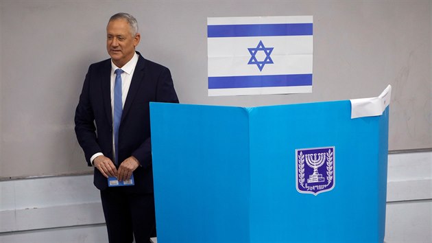 Izraelci hlasovali v parlamentnch volbch, k urn piel i ldr centristick strany Modr a bl Benny Ganc s manelkou. (2. bezna 2020)