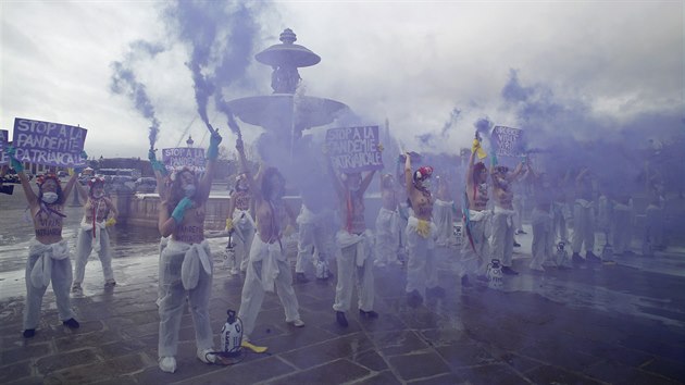 Skupina polonahých aktivistek z hnutí Femen protestovala na Mezinárodní den žen v centru Paříže. (8. března 2020)