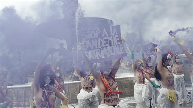 Skupina polonahých aktivistek z hnutí Femen protestovala na Mezinárodní den žen v centru Paříže. (8. března 2020)