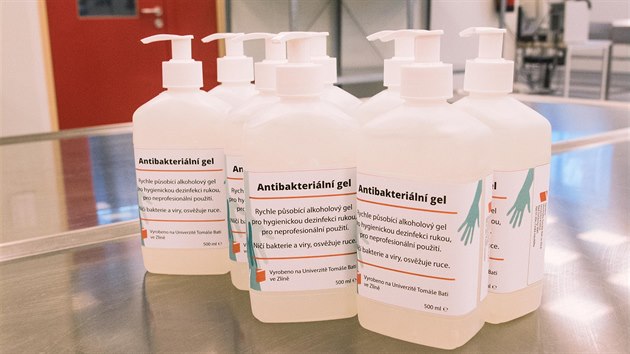 Výroba dezinfekčního gelu ve Vědeckotechnologickém parku zlínské univerzity.