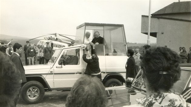 Papež Jan Pavel II. při návštěvě Velehradu v roce 1990 přiletěl vrtulníkem do Tupes.