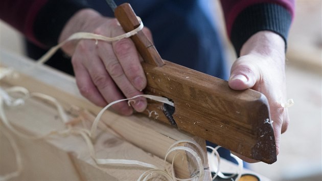 Na obnovu chaty Libušín na Pustevnách používají řemeslníci řadu historických ručních nástrojů.