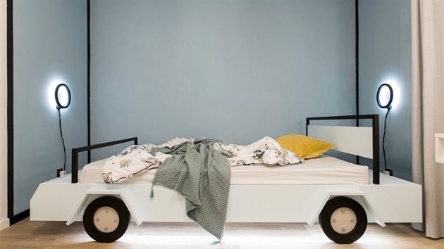 Oliverova postel má podobu autíčka.