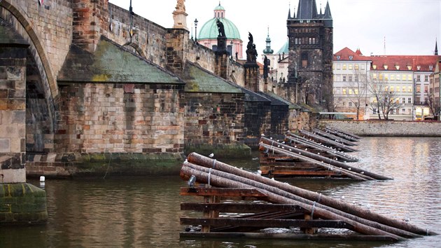 Karlův most se po čtyřech měsících opět celý rozsvítil. Nové clony mají zabránit oslnění lodí. (5. března 2020)