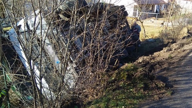 Na M�lnicku se p�evr�tilo auto s betonem. (4.3.2020)