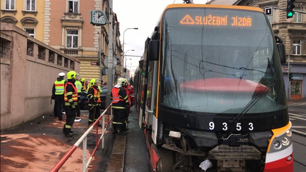 Nehoda tramvaje s autem v Plze�sk� ulici u tramvajov� zast�vky Bertramka.