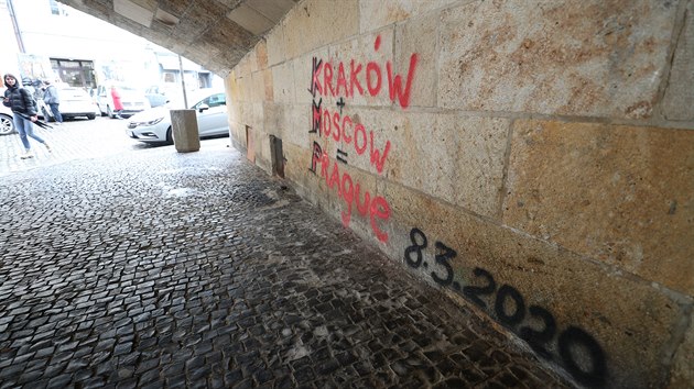 Pod obloukem Karlova mostu na Mal Stran se objevilo graffiti. (9.3.2020)