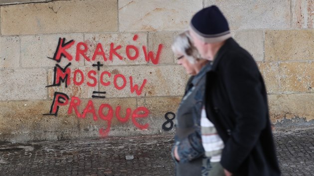 Pod obloukem Karlova mostu na Mal Stran se objevilo graffiti. (9.3.2020)