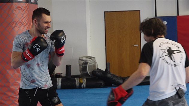 Reportr Matj Smlsal na trninku smenho bojovho umn MMA.