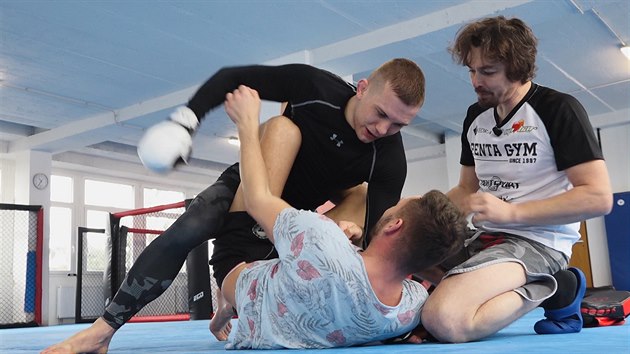 Reportér Matěj Smlsal se učí bránit zápasníkovi MMA Michalu Neprašovi. Trénuje je držitel několika titulů Daniel Barták.