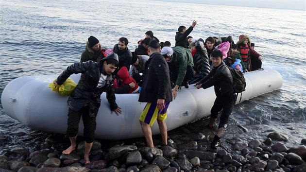 Migranti p�iplouvaj� na pob�e�� �eck�ho ostrova Lesbos. (2. b�ezna 2020)