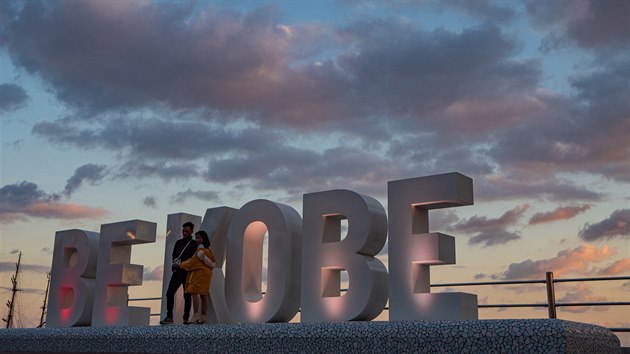 Centrum K�be pln� um�leck� d�la a fotolokality.