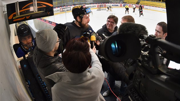Litvínovský hokejista Michal Trávníček se věnuje médiím.