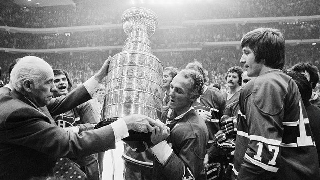 Henri Richard přebírá Stanley Cup coby kapitán montrealských vítězů 1973.