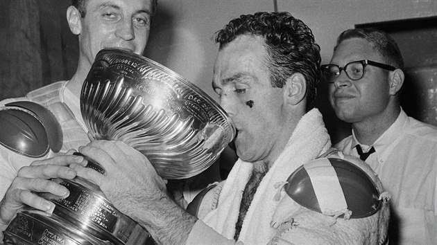 Henri Richard popíjí ze Stanley Cupu v roce 1966.