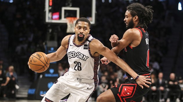 Spencer Dinwiddie (26) z Brooklynu se sna obtoit kolem Cobyho Whitea z Chicaga.