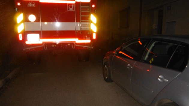 Pjezdu hasisk cisterny k poru brnila patn zaparkovan auta (6. 3. 2020).