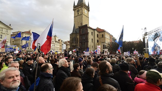 Tisce lid dorazily na Staromstsk nmst v Praze na demonstraci na obranu demokratickch instituc, kterou vyhlsil spolek Milion chvilek (1. bezna 2020).