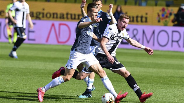 Arkadiusz Reca (vlevo) v dresu SPAL Ferrara a Dejan Kulusevski z Parmy bojuj o balon ped przdnmi tribunami - divci na stadiony v Itlii nesmj kvli en koronaviru.