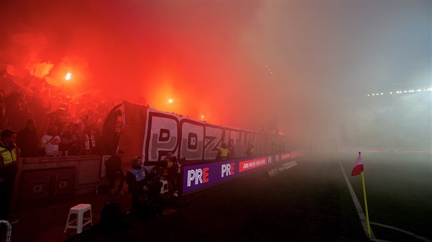 VUDE PYRO HO. Fanouci Slavie bhem derby se Spartou neetili dmovnicemi ani svtlicemi.