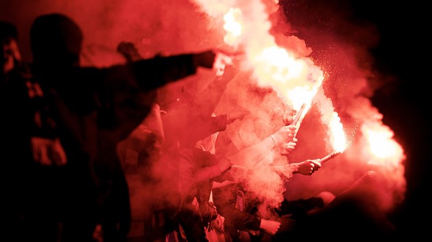 Pyrotechnika ve fotbalovm derby mezi Slavi a Spartou.