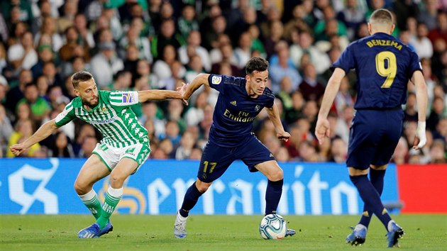 Lucas Vazquez v dresu Realu Madrid unik Sergiu Canalesovi z Betisu Sevilla.