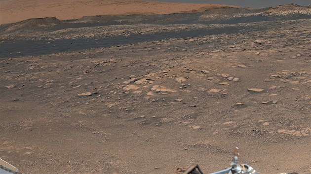 Výřez z panoramatického snímku Marsu. Celou scenérii zachytilo vozítko Curiosity na více než tisíci fotografiích, aby mohlo vzniknout panorama s 1,8 miliardami pixelů.