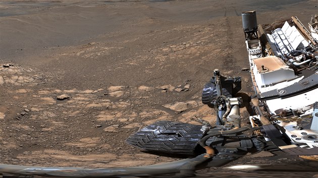 Výřez z menšího panoramatického snímku Marsu, kde je vidět i část vozítka Curiosity.