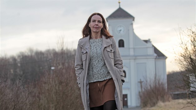 Autorka románu Šikmý kostel Karin Lednická před místem, které ji inspirovalo.