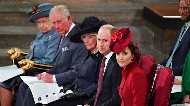 Královna Alžběta II., princ Charles, vévodkyně Camilla, princ William, vévodkyně Kate a v pozadí princ Harry ve Westminsterském opatství (Londýn, 9. března 2020)