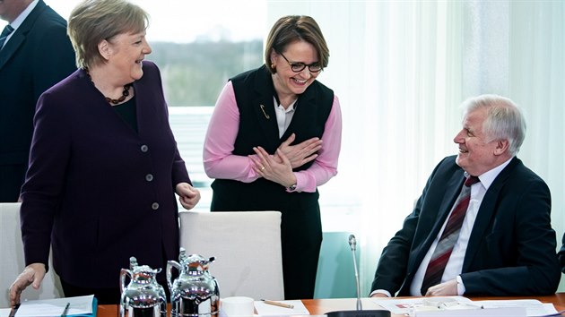 Nmeck ministr vnitra Horst Seehofer odmtl potst rukou kanclce Angele Merkelov. Hygienici doporuuj omezit osobn kontakt kvli obavm z en koronaviru. 
Jejich stranick kolegyn Annette Widmann-Mauzov z CDU zvolila nekontaktn pozdrav. (3. bezna 2020)