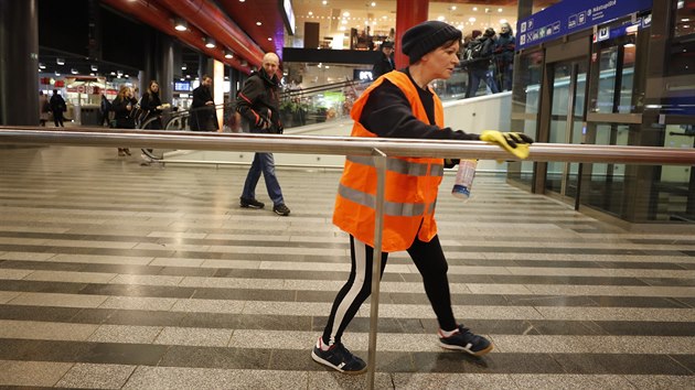 Hlavní nádraží v Praze prošlo očistou. Prostory se dezinfikovaly, aby se předešlo šíření koronaviru. (7.3.2020)
