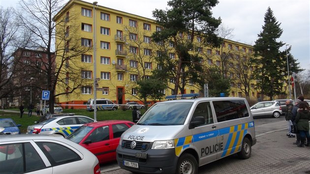 Policist vyetuj vradu, kter se stala v Mochovsk ulici v praskm Hloubtn. (7.3.2020)